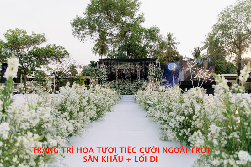 TRANG TRÍ HOA TƯƠI CHO TIỆC CƯỚI NGOÀI TRỜI MÀU XANH TRẮNG
