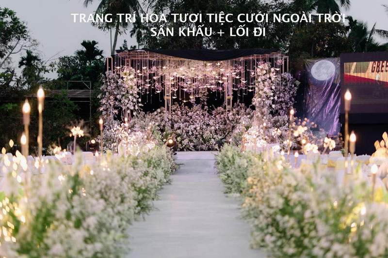 TRANG TRÍ HOA TƯƠI TIỆC CƯỚI NGOÀI TRỜI GỒM SÂN KHẤU VÀ LỐI ĐI TONE MÀU TRẮNG HỒNG