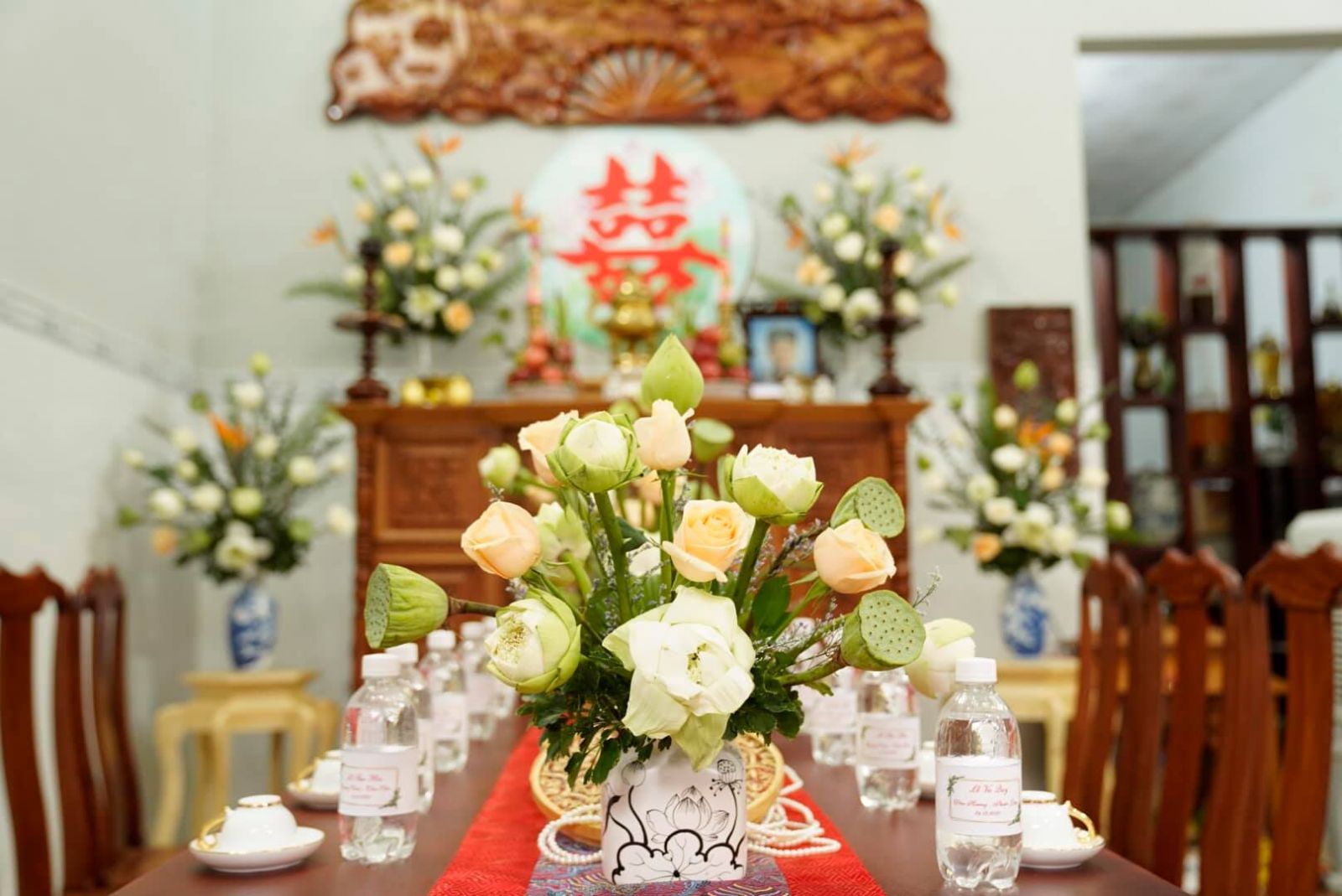trang trí gia tiên hoa tươi sang trọng