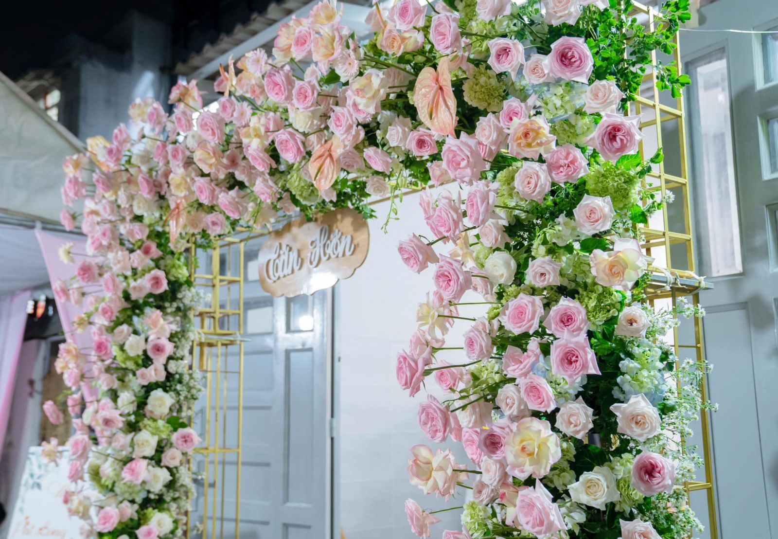 cồng hoa tươi được trang trí bằng tone hồng