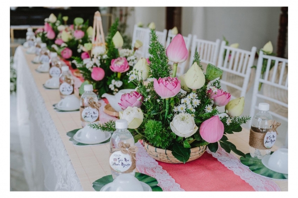 Trang trí gia tiên bằng hoa sen